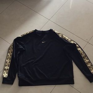 Men’s crew neck gold Nike logo on the sides